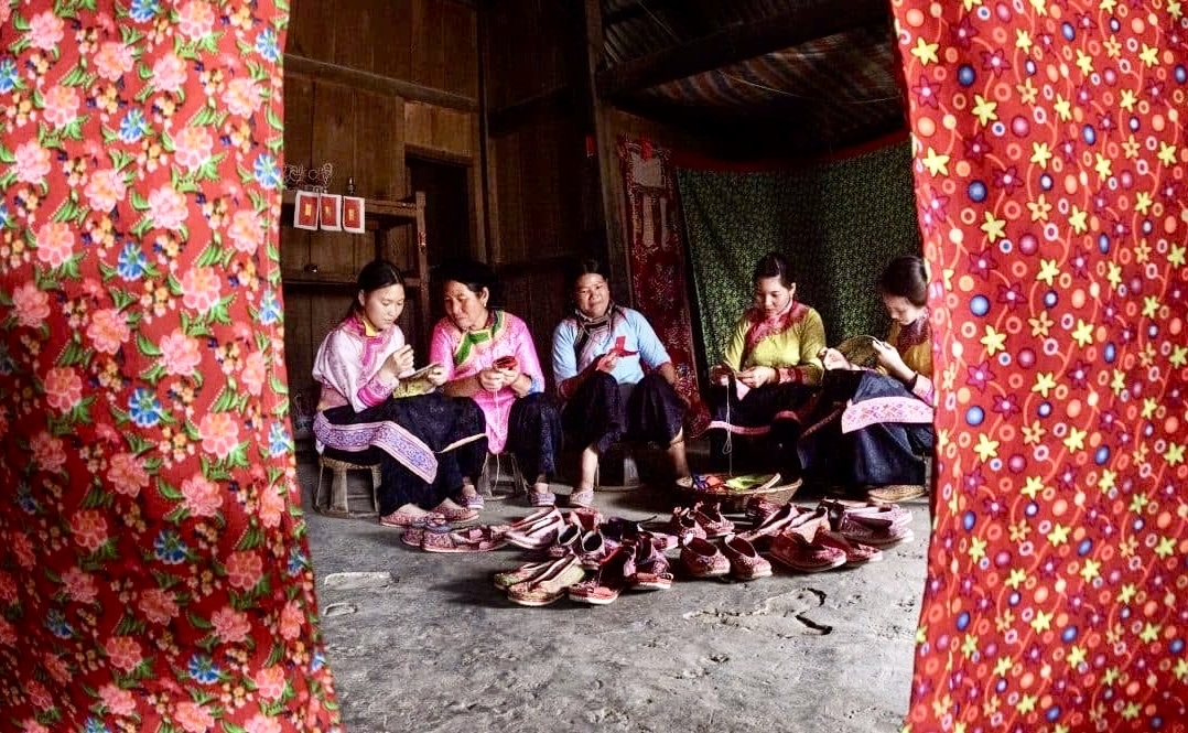 Vào những ngày nông nhàn, phụ nữ Xạ Phang tranh thủ thêu thùa, gìn giữ nghề thủ công truyền thống và những giá trị văn hóa của dân tộc