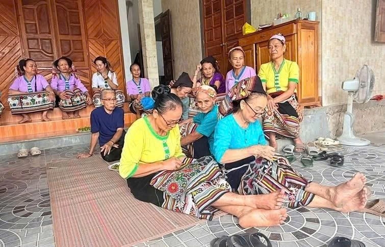 Các nghệ nhân miệt mài tập luyện, góp phần chuẩn bị chu đáo cho lễ hội