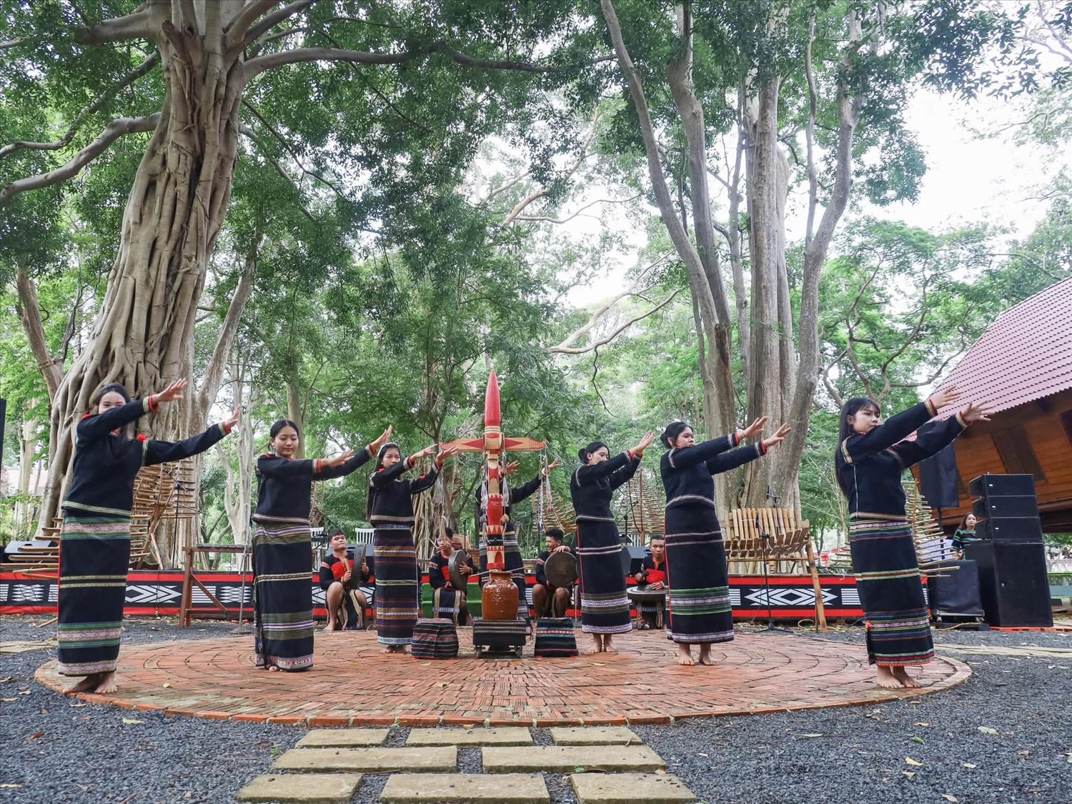Sắc màu tinh tế được thể hiện trong trang phục của người Ê-đê 