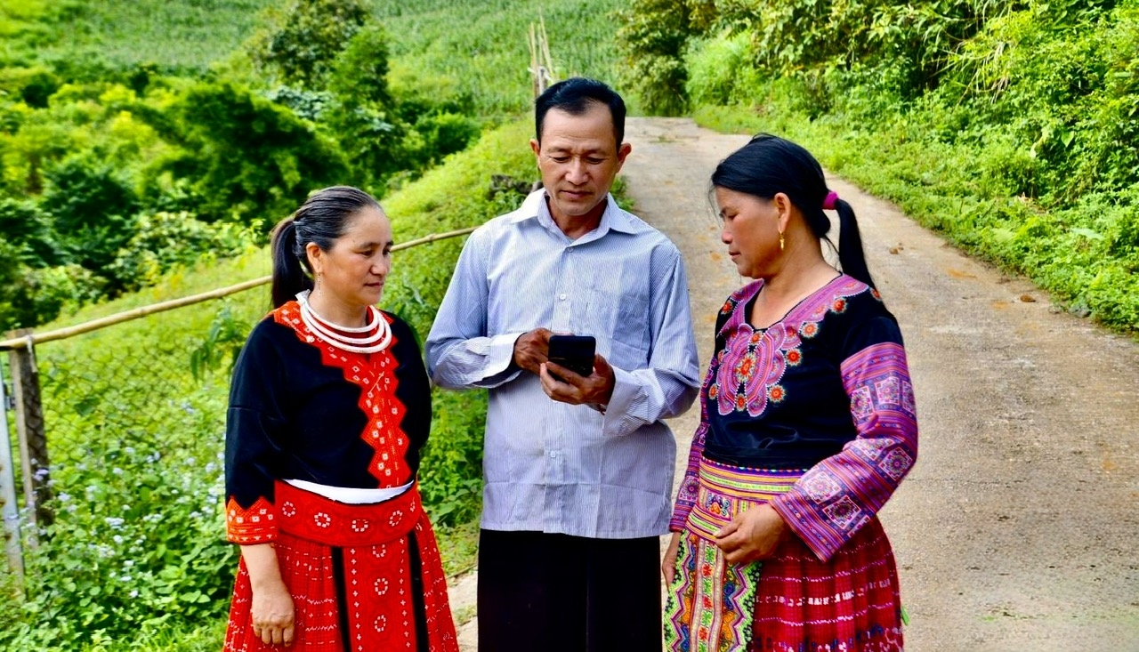Đồng bào dân tộc thiểu số chủ động tiếp cận thông tin, chính sách và các quy định liên quan đến đời sống thông qua điện thoại thông minh