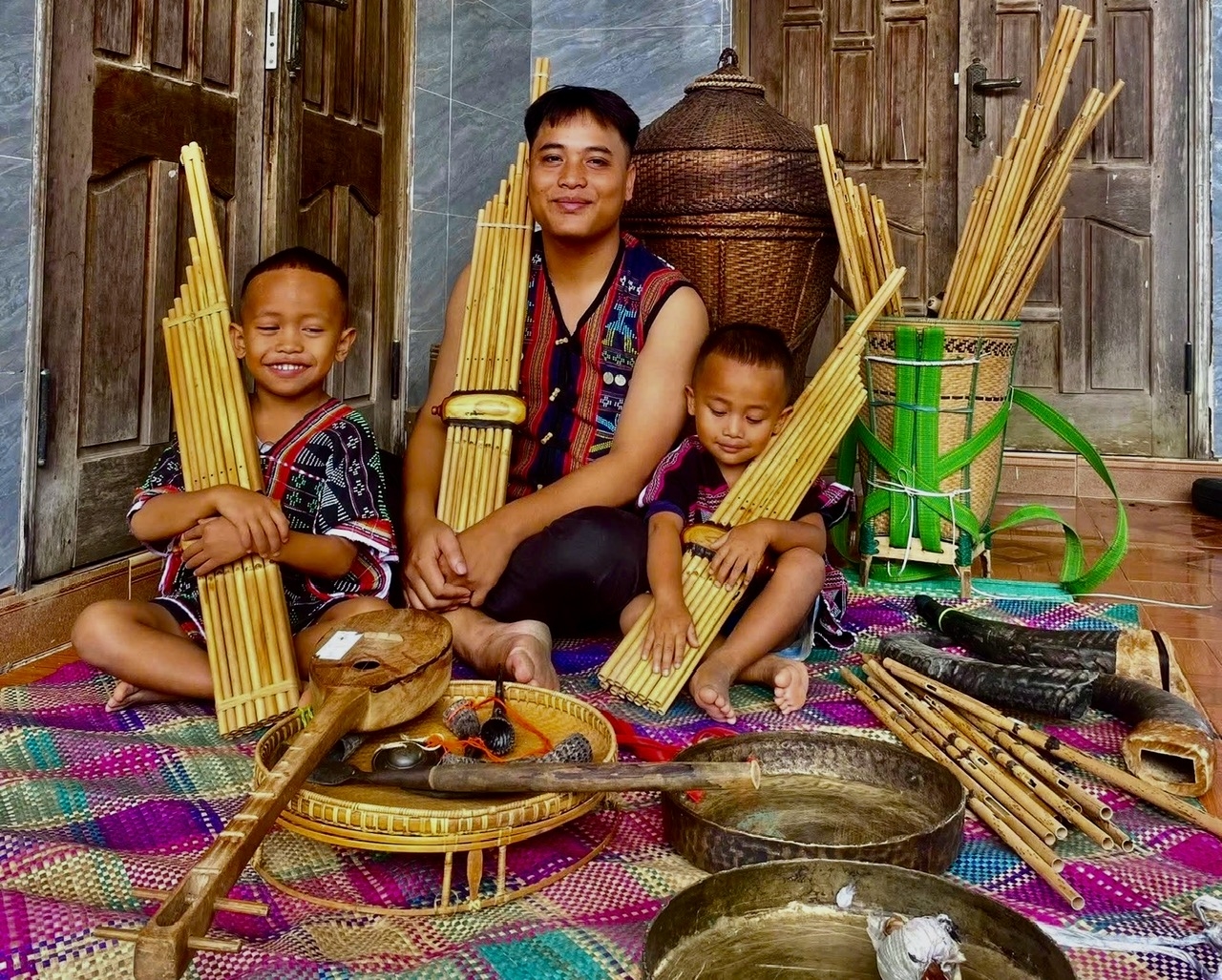Tre, nứa - những vật liệu quen thuộc của núi rừng được Ra Pát Ngọc Hà lựa chọn, chế tác thành nhiều nhạc cụ truyền thống của người Tà Ôi, góp phần lưu giữ những thanh âm gắn với đời sống văn hóa cộng đồng