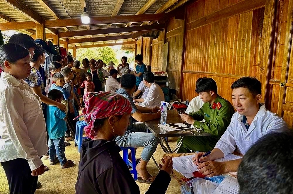 Cán bộ Công an xã Nậm Lầu hướng dẫn người dân kích hoạt tài khoản định danh điện tử, góp phần thúc đẩy chuyển đổi số tại cơ sở. Ảnh minh họa