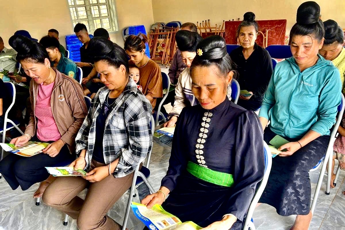 Đồng bào dân tộc thiểu số tham gia buổi tuyên truyền, phổ biến pháp luật tại cơ sở