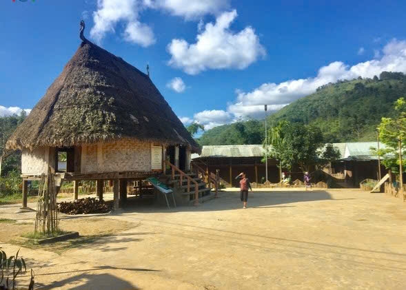 Nhà Gươl là nơi sinh hoạt chung của người Cơ-tu 