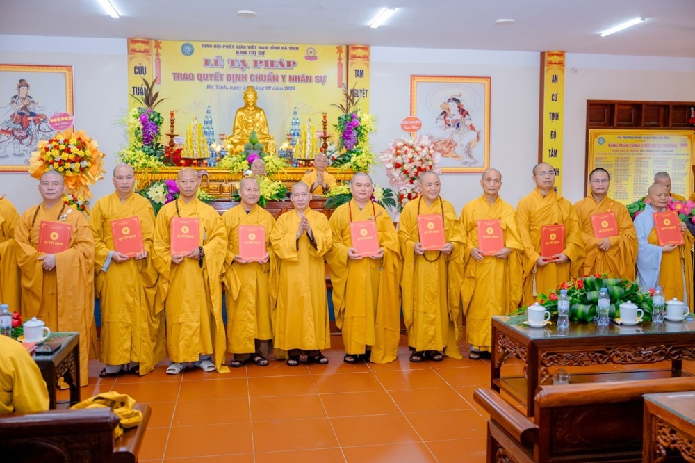 Các thành viên Ban Trị sự Giáo hội Phật giáo Việt Nam tỉnh Hà Tĩnh nhiệm kỳ V (2026-2031) nhận Quyết định nhân sự