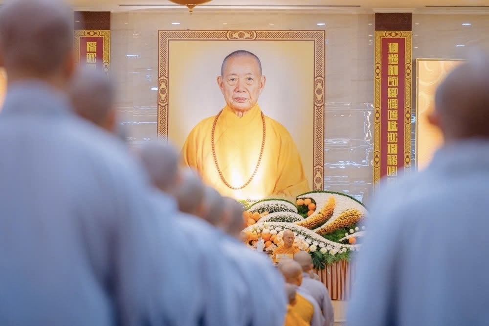 Các giới tử tưởng niệm giác linh cố Hòa thượng Thích Thanh Kiểm (1921-2000), bậc thạch trụ tòng lâm, nhà phiên dịch và giáo dục Phật học lỗi lạc
