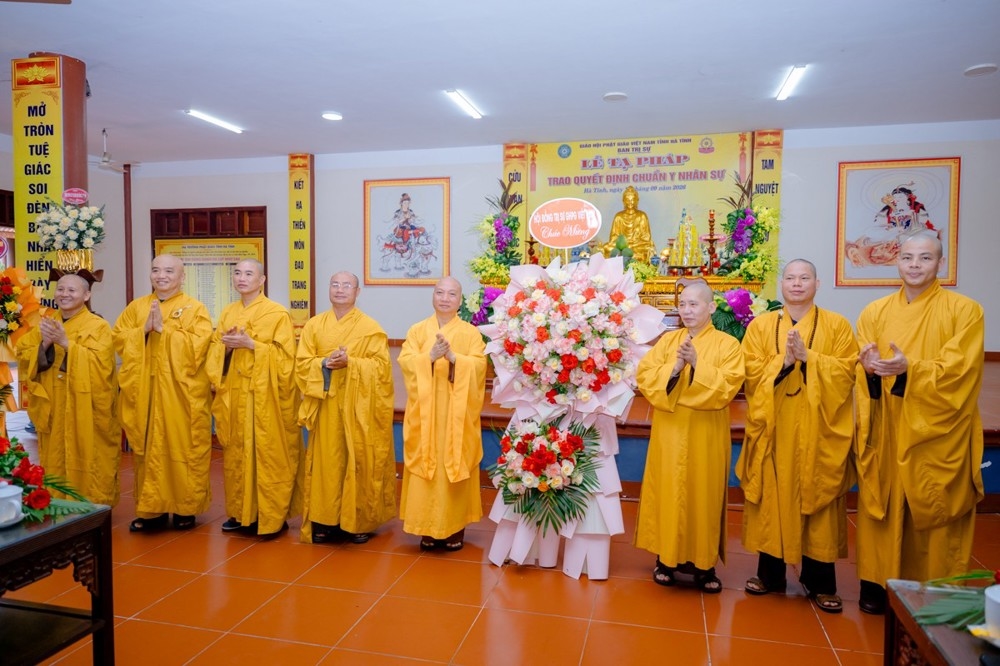 Hội đồng Trị sự Giáo hội Phật giáo Việt Nam tặng lãng hoa chúc mừng tại buổi lễ 