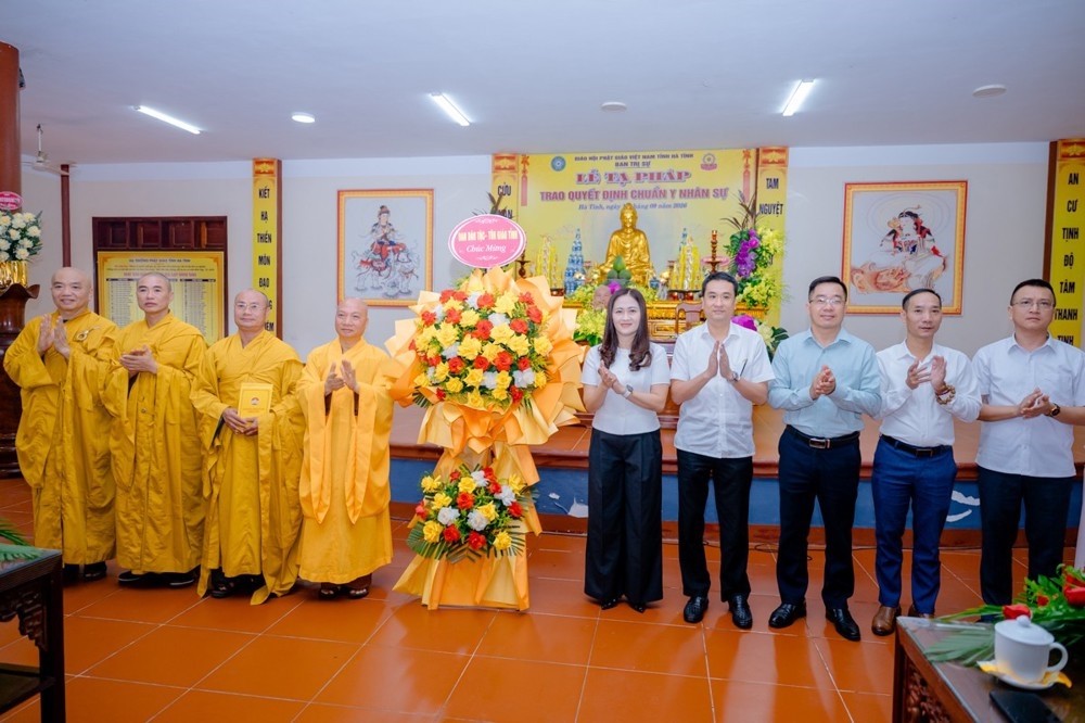 Ban Dân tộc - Tôn giáo tỉnh Hà Tĩnh tặng lãng hoa chúc mừng tại buổi lễ 