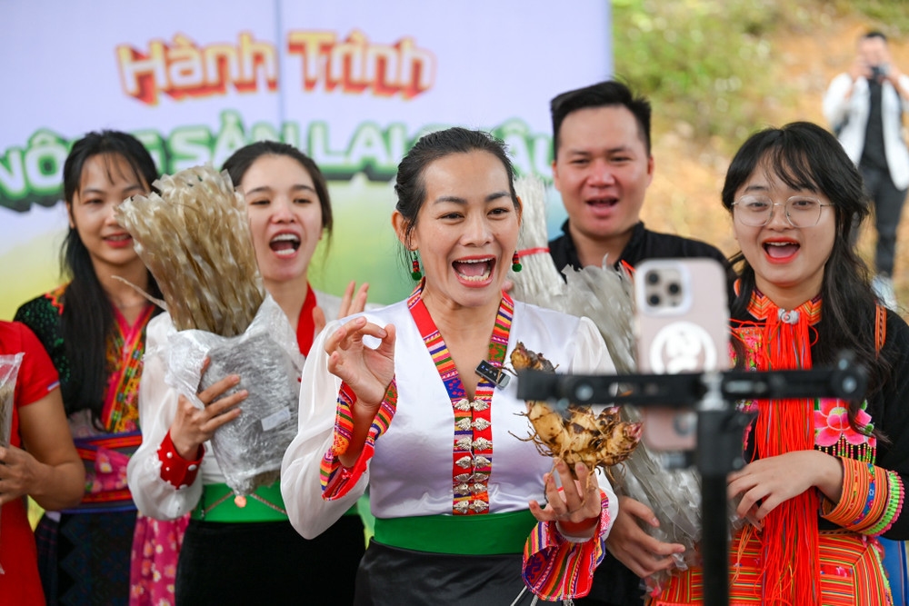 Ethnic minority people use smartphones to livestream the sale of agricultural products 