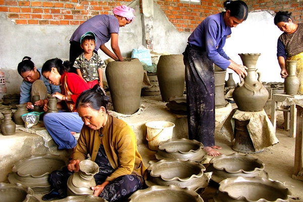 Các nghệ nhân làng nghề gốm Bàu Trúc đang hoàn thiện sản phẩm gốm