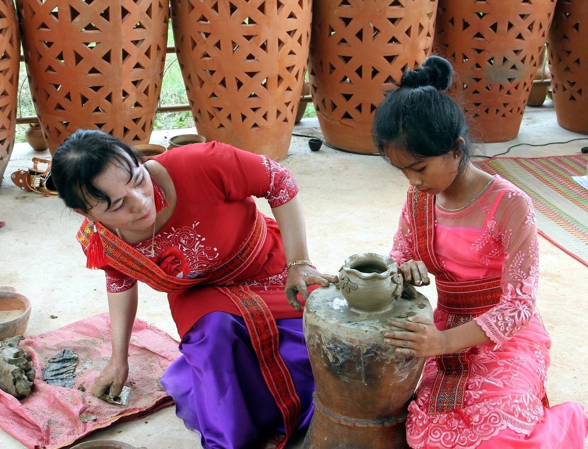 Nghề làm gốm được trao truyền qua nhiều thế hệ ở Làng Gốm Bàu Trúc