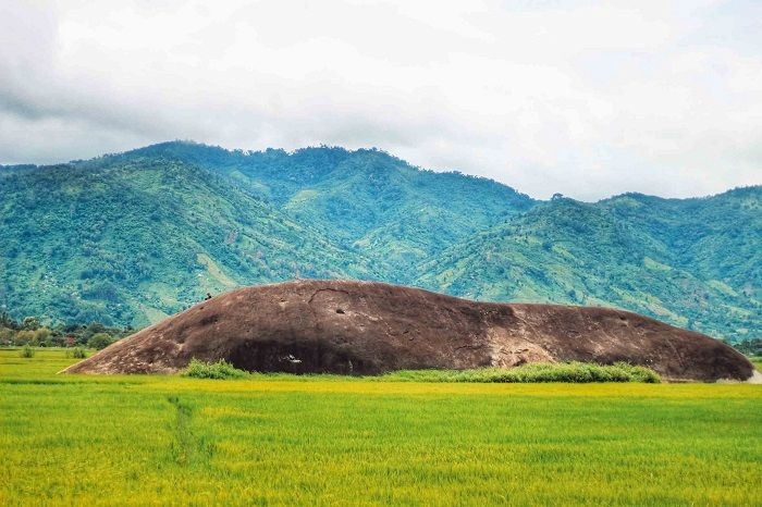 Đá Voi Cha cũng được xem như là biểu tượng của thần Tình yêu, là một nơi rất linh thiêng với người dân địa phương