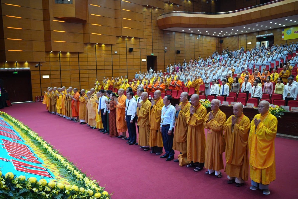 Các đại biểu tham dự Đại hội thực hiện nghi thức niệm Phật
