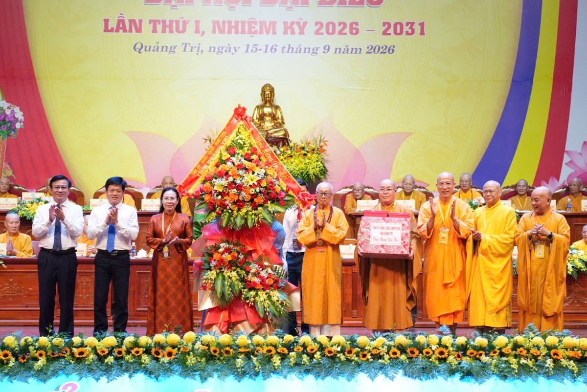 Lãnh đạo tỉnh Quảng Trị tặng hoa và quà chúc mừng Đại hội