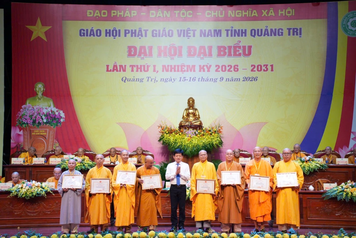 Phó Chủ tịch UBND tỉnh Lê Văn Bảo trao Bằng khen của Chủ tịch UBND tỉnh cho các cá nhân có nhiều đóng góp và thành tích trong hoạt động từ thiện, nhân đạo, an sinh xã hội và xây dựng khối đại đoàn kết toàn dân tộc trên địa bàn tỉnh