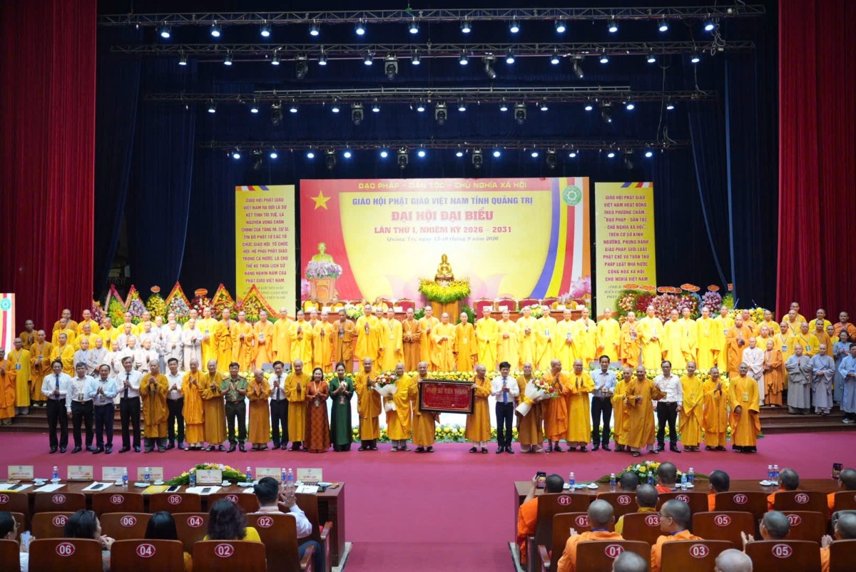 Các đại biểu chụp ảnh với Ban Trị sự Giáo hội Phật giáo Việt Nam tỉnh Quảng Trị nhiệm kỳ 2026-2031