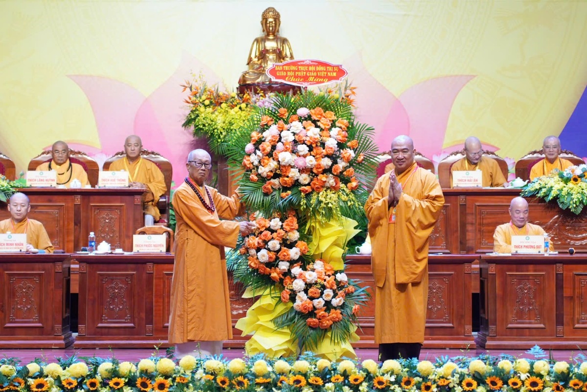 Ban Thường trực Hội đồng Trị sự Giáo hội Phật giáo Việt Nam tặng hoa chúc mừng Đại hội