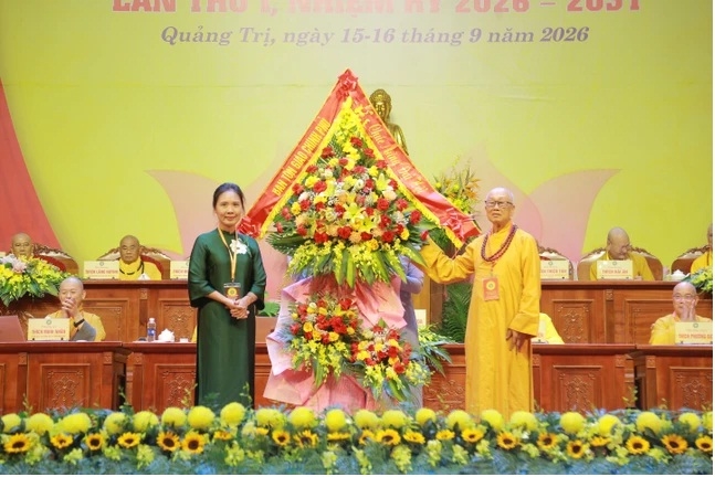 Bà Trần Thị Minh Nga, Phó Trưởng ban Ban Tôn giáo Chính phủ, Bộ Dân tộc và Tôn giáo tặng hoa chúc mừng Đại hội