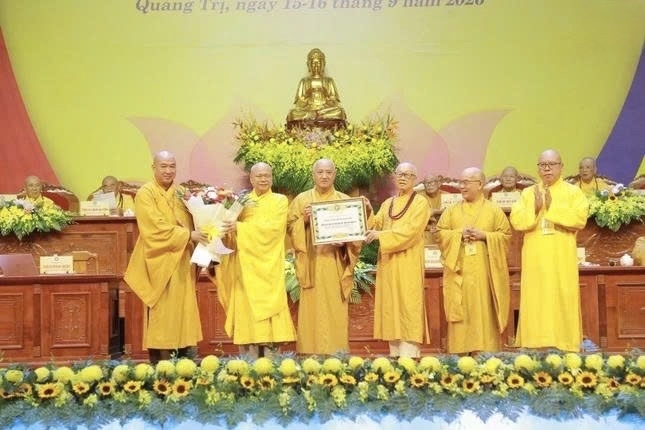 Trung ương Giáo hội Phật giáo Việt Nam trao Bằng Tuyên dương công đức cho tập thể và các cá nhân tại Đại hội