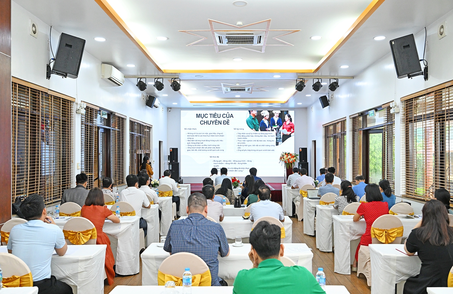 Thứ trưởng Nông Thị Hà trao đổi chuyên đề về văn hóa công vụ, kỷ luật, kỷ cương hành chính