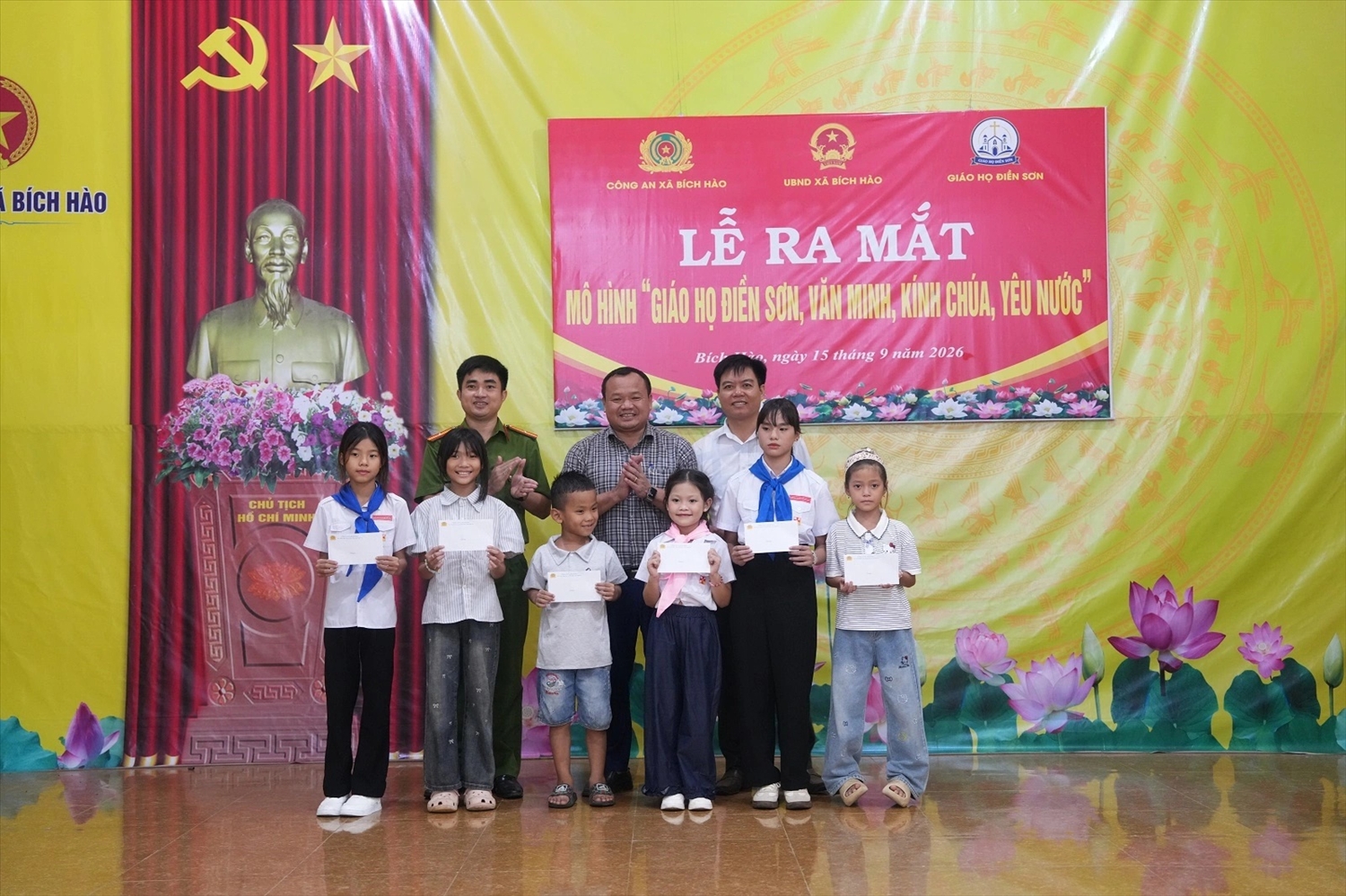Công an xã trao 06 suất quà tặng học sinh nghèo vượt khó tại buổi lễ