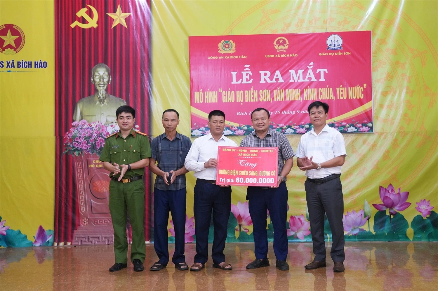Đại diện Lãnh đạo xã Bích Hào trao công trình đường điện chiếu sáng, đường cờ trị giá 60 triệu đồng tặng thôn Tùng Khánh