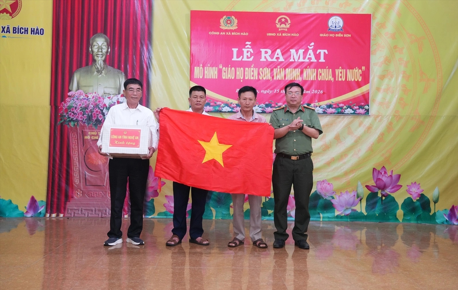 Đại diện Công an tỉnh Nghệ An trao 100 lá cờ Tổ quốc tặng thôn Tùng Khánh