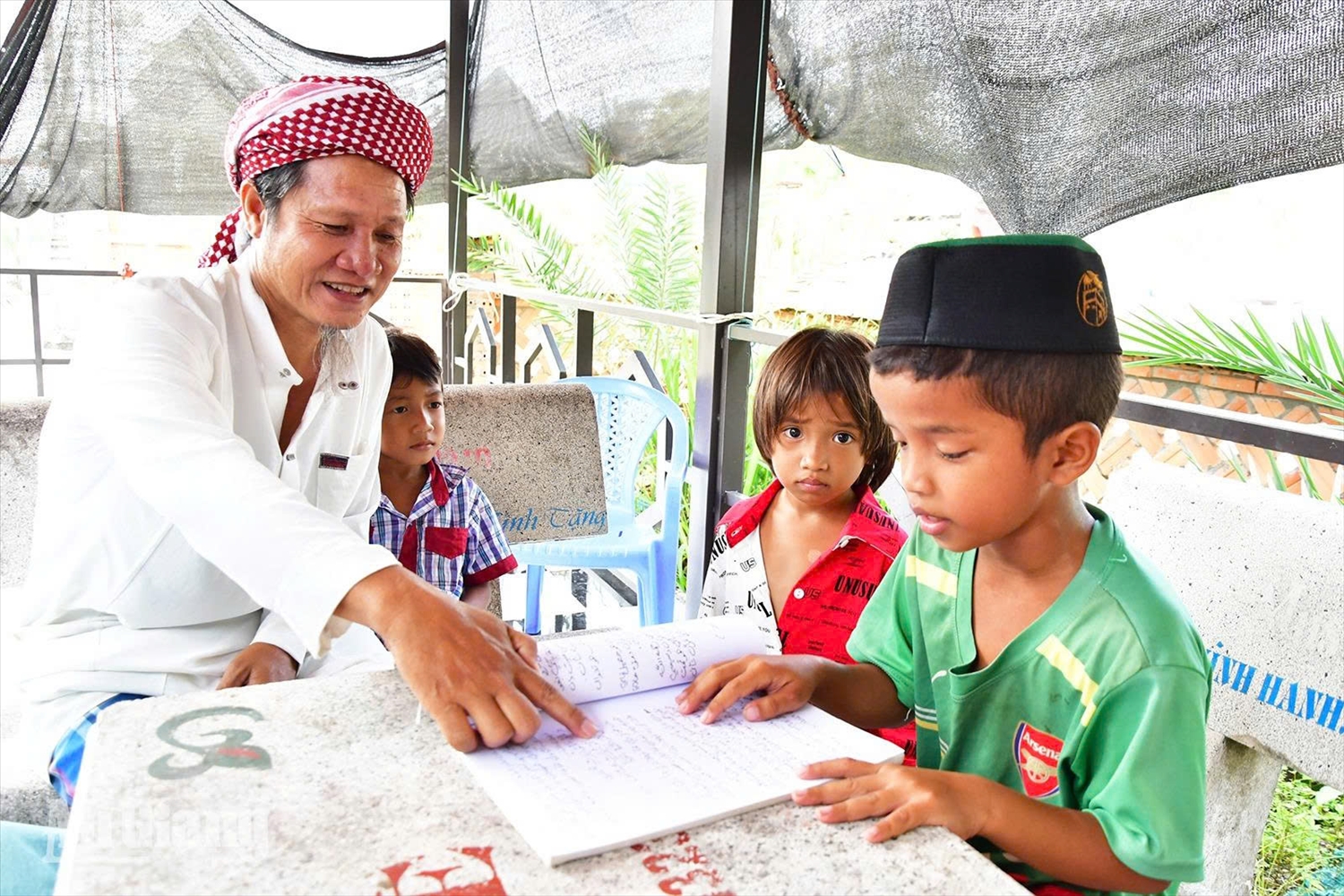 Em Sap Pi Y chăm chú đọc những dòng chữ Chăm, từng bước nâng cao khả năng đọc, viết và gìn giữ tiếng nói, chữ viết của dân tộc mình