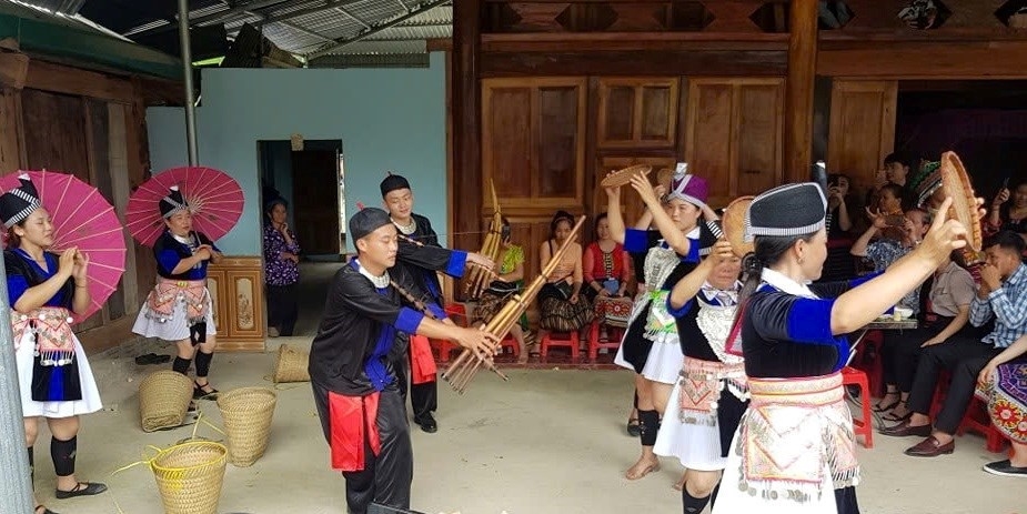 Du khách giao lưu văn nghệ trải nghiệm nét đẹp văn hóa truyền thống và không gian sinh hoạt cộng đồng ở Mường Lống