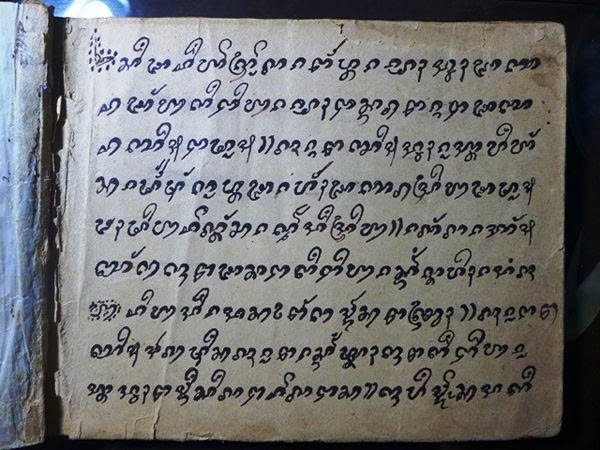 Chữ viết Chăm được lưu giữ qua những trang vở, góp phần trao truyền ngôn ngữ và gìn giữ bản sắc văn hóa của đồng bào Chăm ở xã Tây Yên (An Giang)