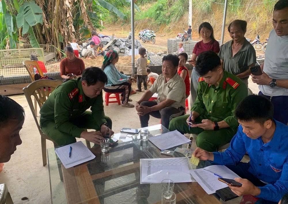 Cán bộ UBND xã và Công an xã Huồi Tụ trực tiếp về các bản, hướng dẫn đồng bào dân tộc thiểu số ứng dụng công nghệ số, quảng bá sản phẩm địa phương trên không gian mạng
