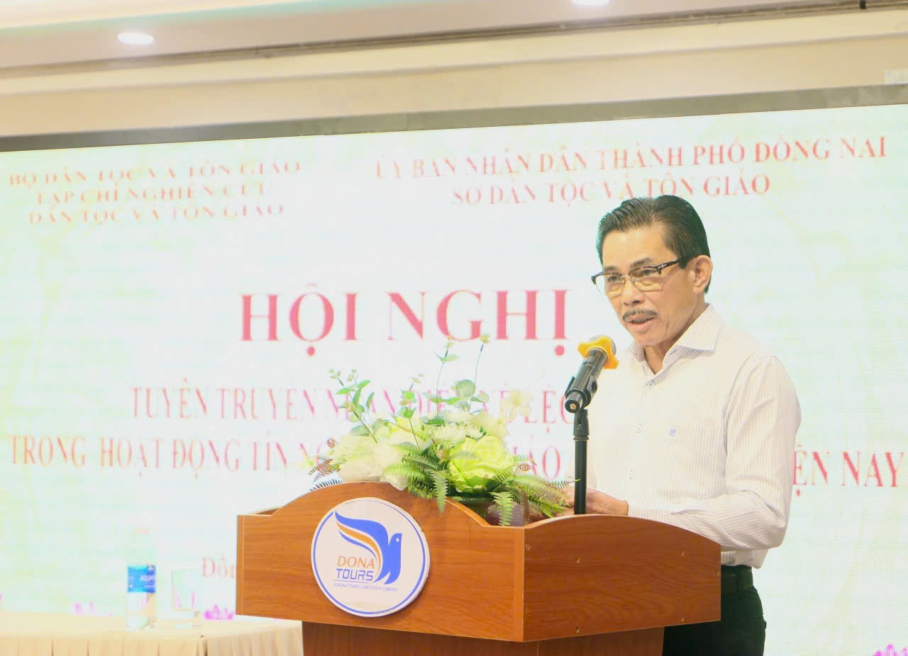 Ông Lê Công Bình, Tổng Biên tập Tạp chí Nghiên cứu Dân tộc và Tôn giáo (Bộ Dân tộc và Tôn giáo) phát biểu khai mạc hội nghị