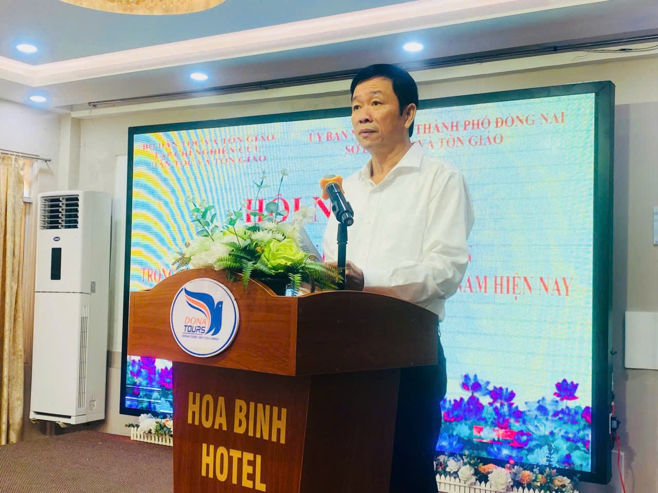 Ông Trần Thanh Hòa, Giám đốc Sở Dân tộc và Tôn giáo thành phố Đồng Nai phát biểu tại hội nghị