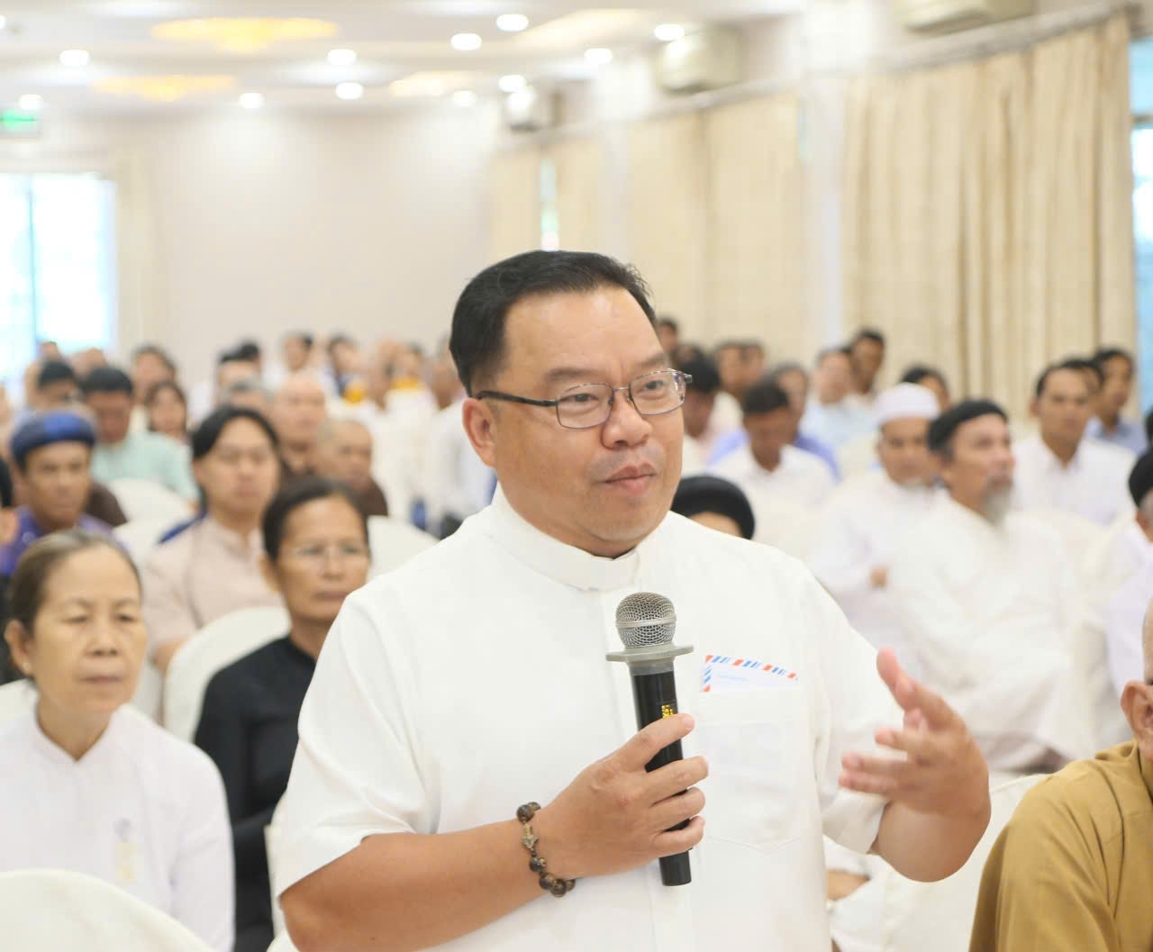 Linh mục Nguyễn Minh Chánh, Phó Chủ tịch Ủy ban Đoàn kết Công giáo Việt Nam thành phố Đồng Nai trao đổi cùng Ban tổ chức hội nghị.