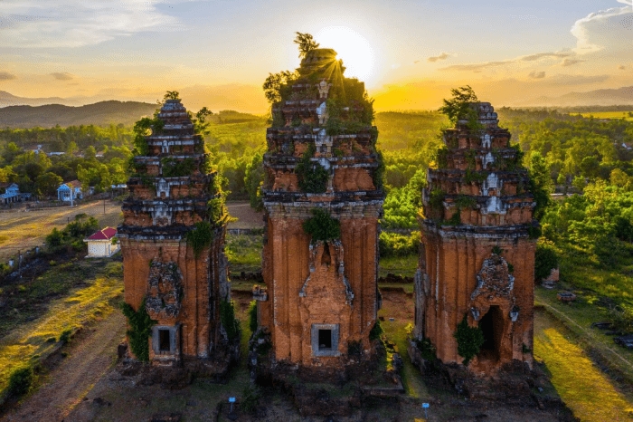 Tháp Dương Long là cụm di tích nằm trên một gò cao giữa hai thôn An Chánh và Vân Tường của huyện Tây Sơn, tỉnh Bình Định cũ (nay là thuộc các xã Tây Sơn, Bình An, tỉnh Gia Lai), còn có các tên gọi khác là tháp An Chánh, tháp Bình An hay tháp Vân Tường