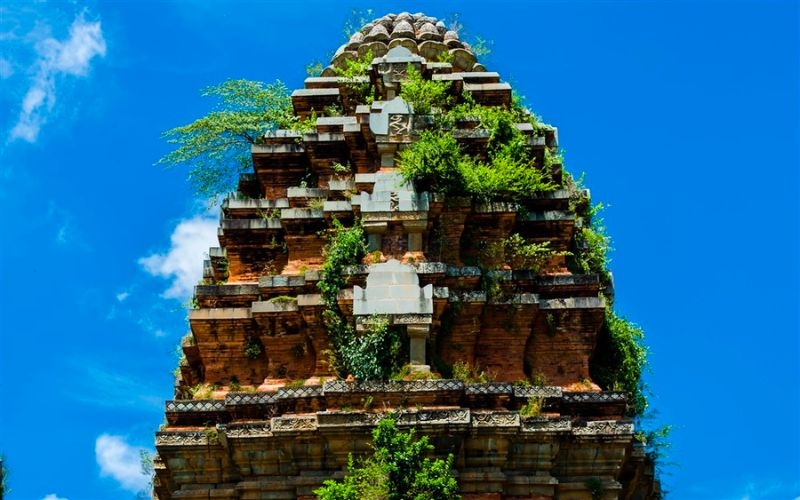 Đỉnh tháp gồm nhiều tầng thu nhỏ dần và kết thúc với biểu tượng hình hoa sen