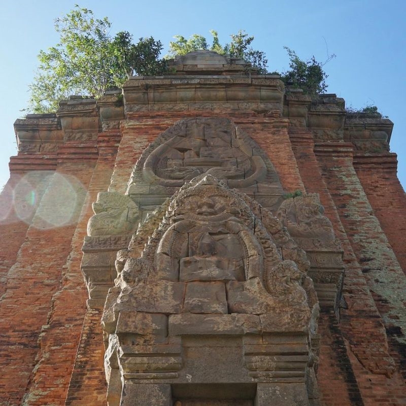 Lối kiến trúc của tòa tháp có nhiều điểm tương đồng với các ngôi đền thờ Champa truyền thống