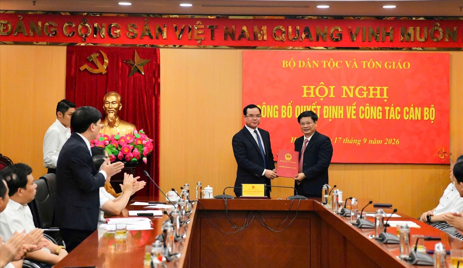 Ủy viên Ban Chấp hành Trung ương Đảng, Bí thư Đảng ủy, Bộ trưởng Bộ Dân tộc và Tôn giáo Nguyễn Đình Khang trao quyết định điều động, bổ nhiệm cho đồng chí Bùi Tôn Hiến giữ chức vụ Phó Chánh Văn phòng Đảng ủy Bộ