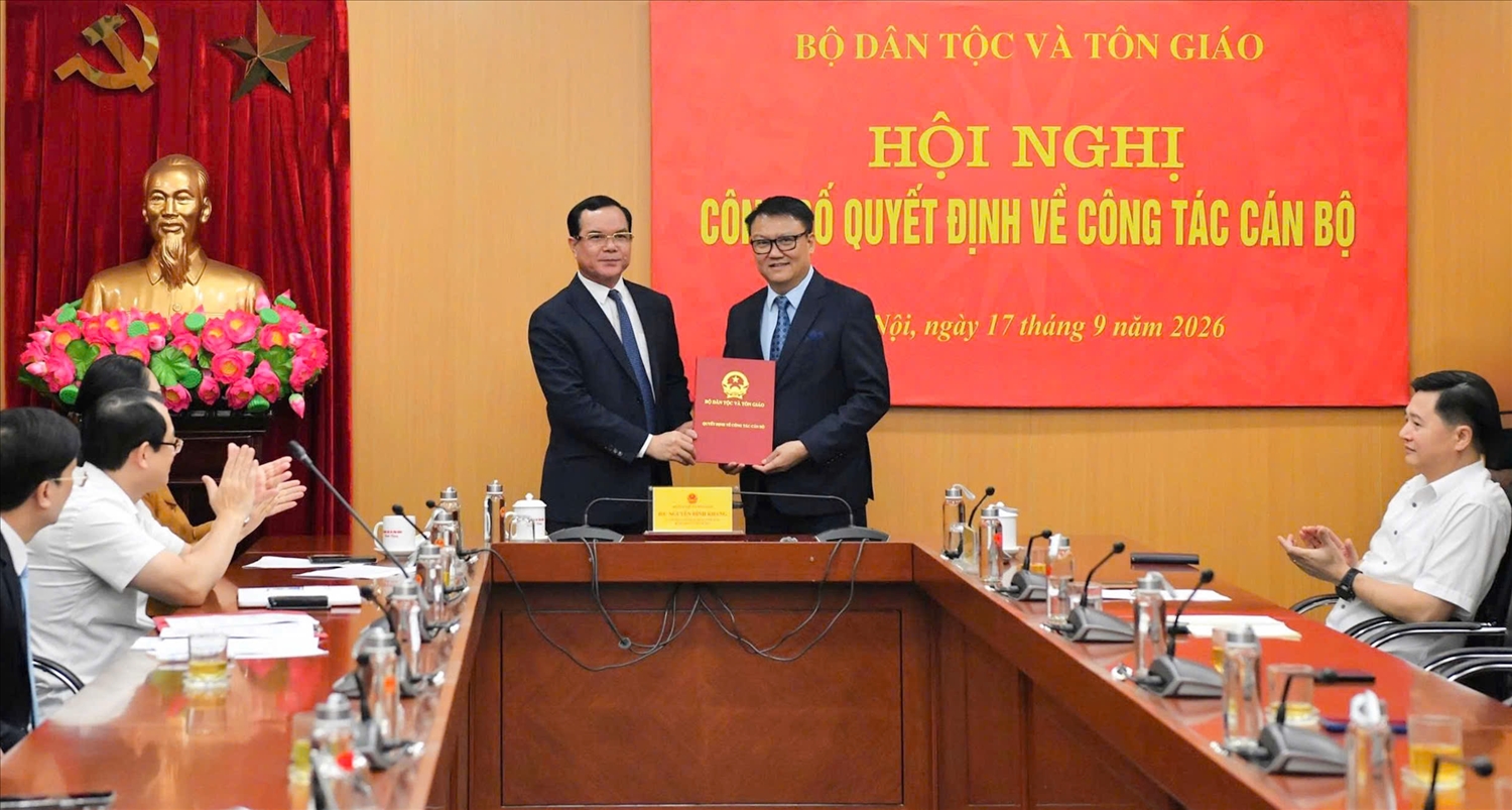 Ủy viên Ban Chấp hành Trung ương Đảng, Bí thư Đảng ủy, Bộ trưởng Bộ Dân tộc và Tôn giáo Nguyễn Đình Khang trao quyết định tiếp nhận, bổ nhiệm cho đồng chí Lê Cao Thắng giữ chức Giám đốc Học viện Dân tộc và Tôn giáo