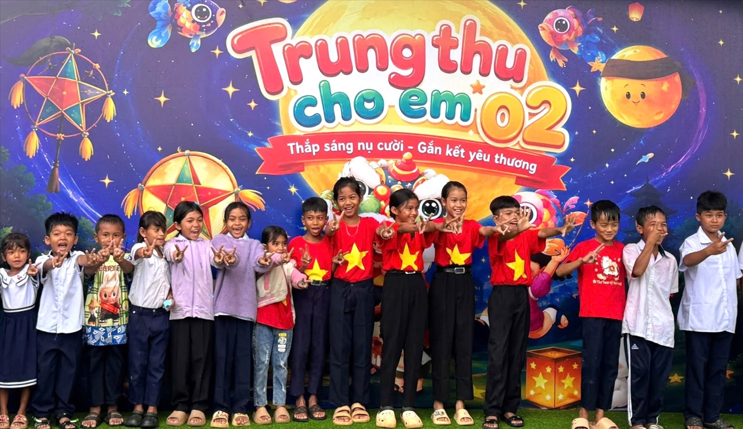 Niềm vui của trẻ em khó khăn ở xã La Dạ được đón Trung thu sớm