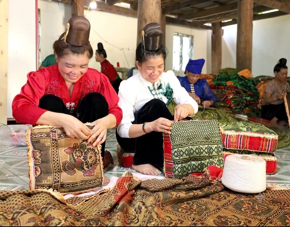 Sự chăm chỉ, khéo léo của người phụ nữ Thái thể hiện qua đường kim mũi chỉ