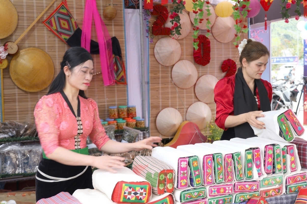 Các sản phẩm đệm truyền thống của đồng bào Thái được giới thiệu, quảng bá tại hội chợ