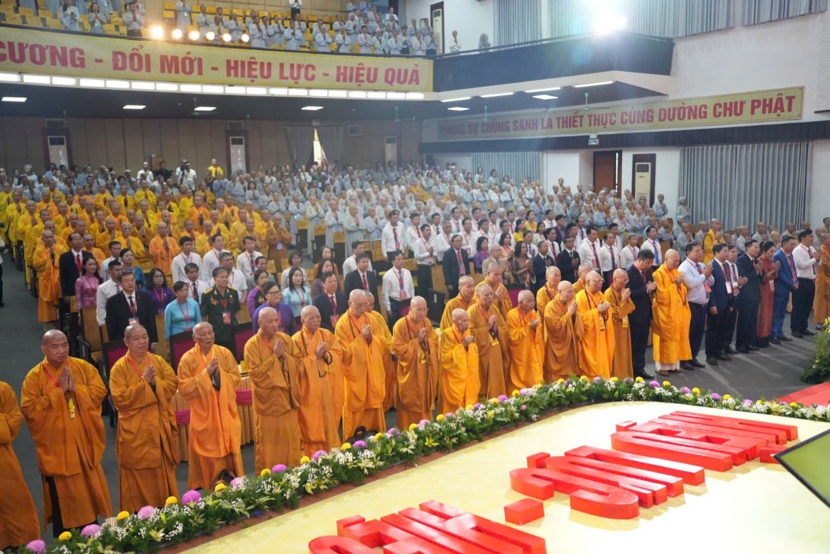 Các đại biểu thực hiện nghi thức niệm Phật