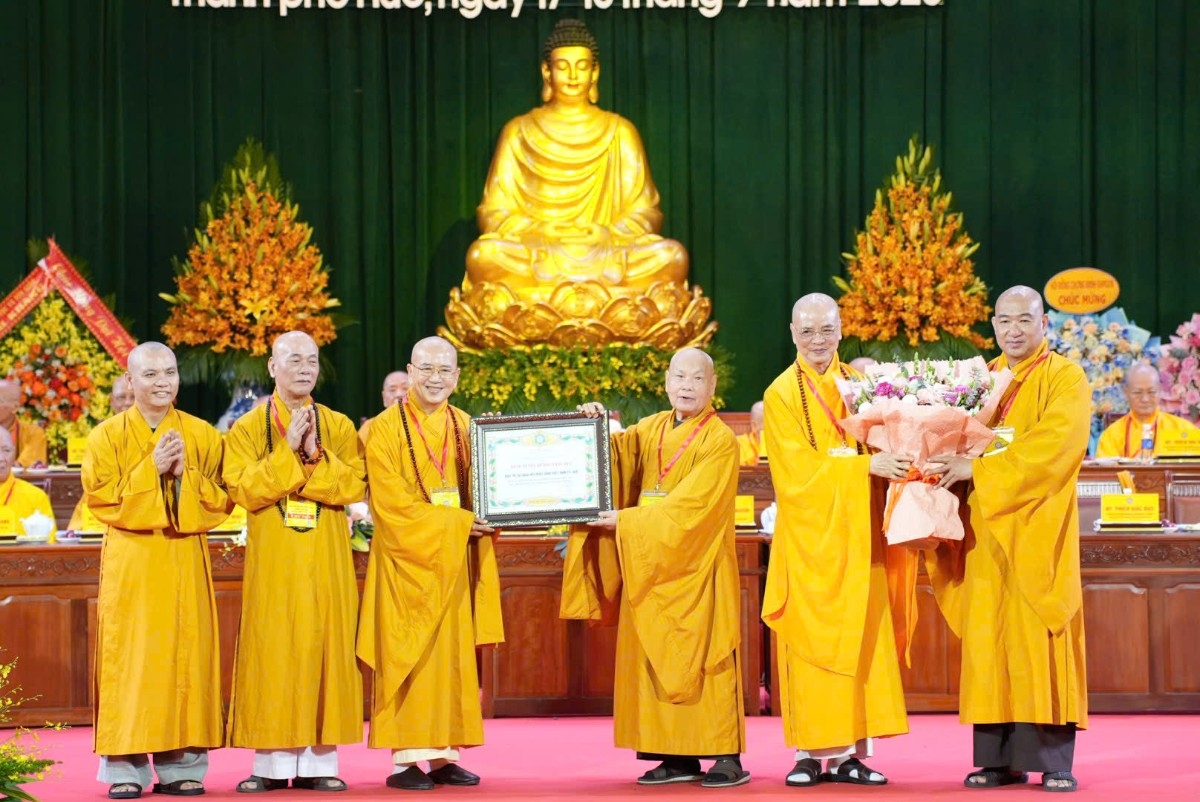 tập thể và cá nhân Ban Trị sự Giáo hội Phật giáo Việt Nam thành phố Huế nhận Bằng Tuyên dương công đức của Trung ương Giáo hội