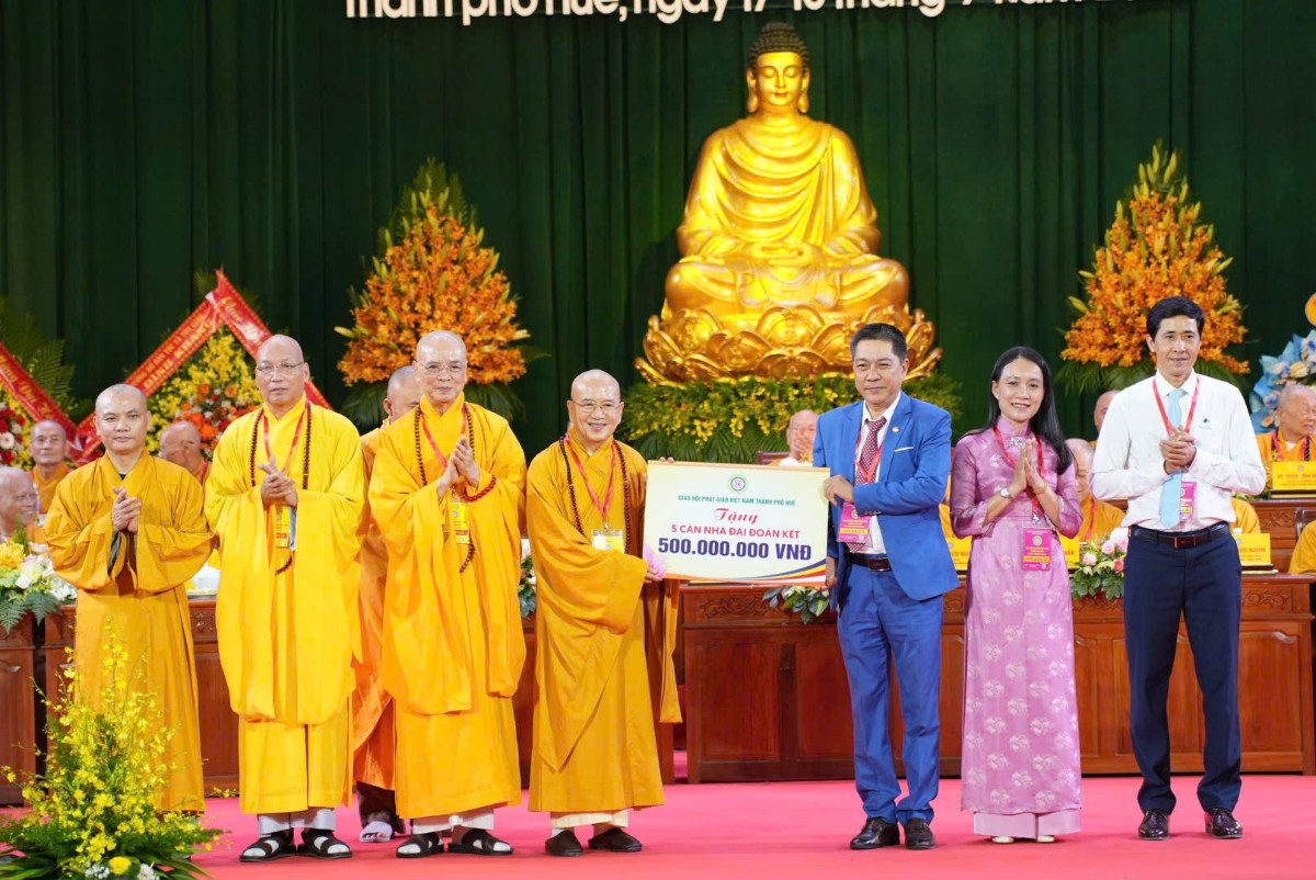 Ban Trị sự Giáo hội Phật giáo Việt Nam thành phố Huế trao tặng 500 triệu đồng hỗ trợ những gia đình có hoàn cảnh khó khăn trên địa bàn