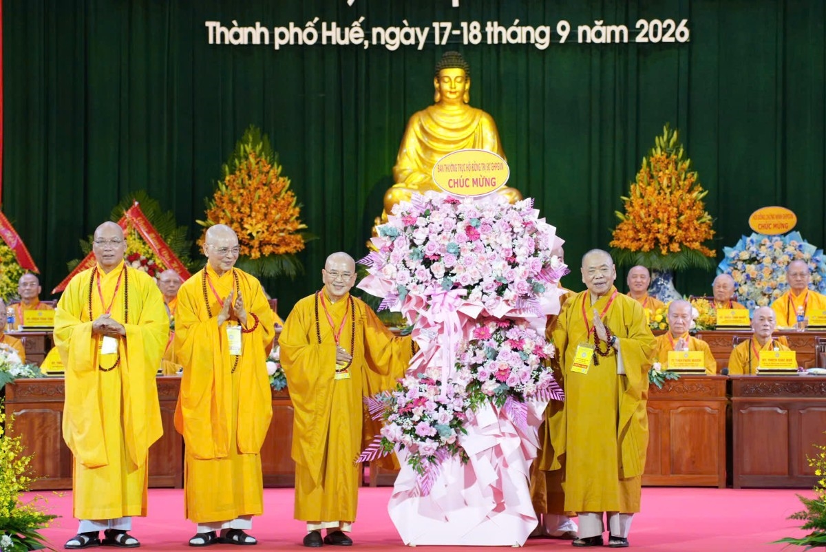 Ban Thường trực Hội đồng Trị sự Giáo hội Phật giáo Việt Nam tặng hoa chúc mừng Đại hội