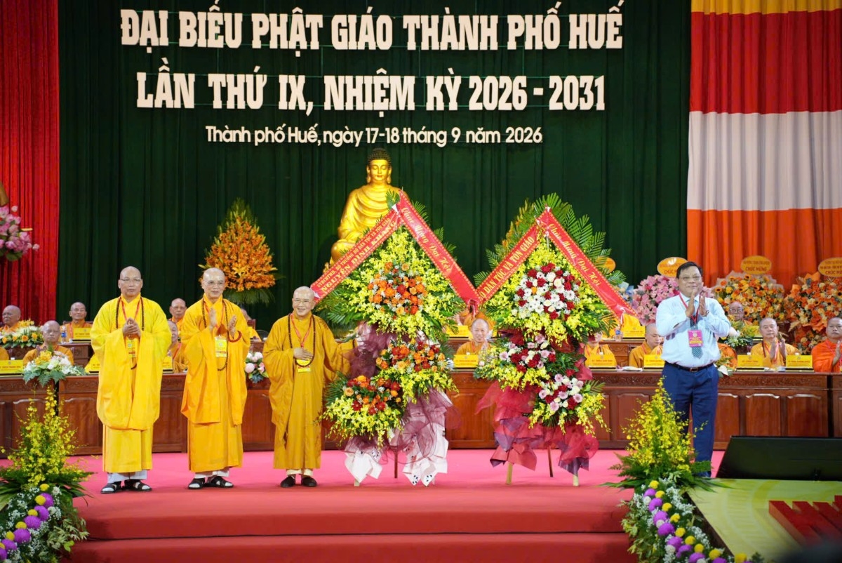 Thứ trưởng Bộ Dân tộc và Tôn giáo Nguyễn Hải Trung tặng hoa chúc mừng Đại hội