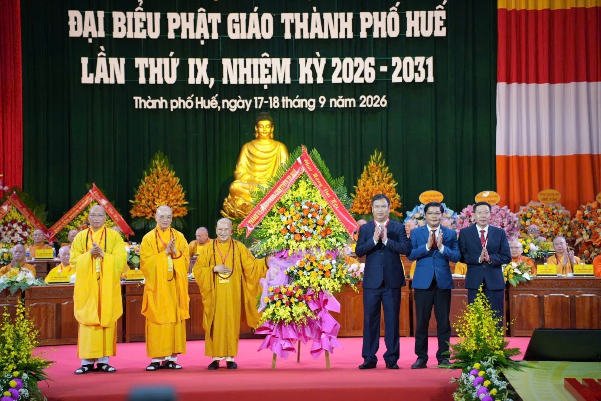 Lãnh đạo thành phố Huế tặng hoa chúc mừng Đại hội