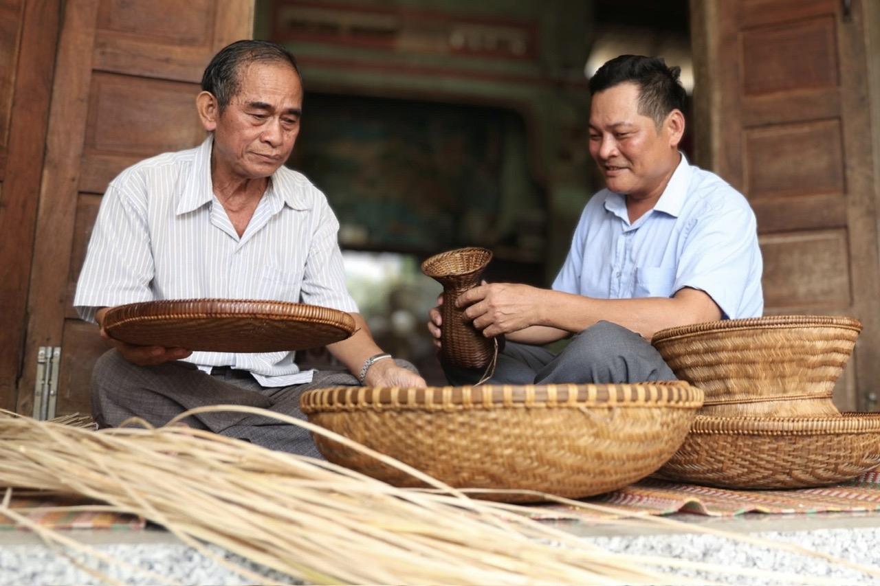 Ông Xếp tận tình hướng dẫn con cháu từng đường đan, nếp gấp, mong muốn trao truyền nghề truyền thống cho thế hệ trẻ Hrê