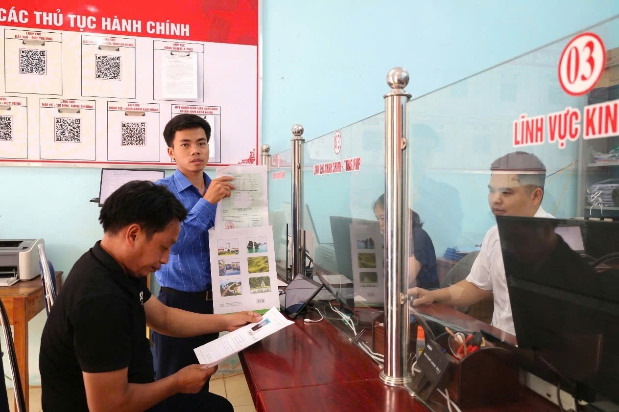 Người dân làm thủ tục hành chính tại Trung tâm Phục vụ hành chính công xã Minh Ngọc.